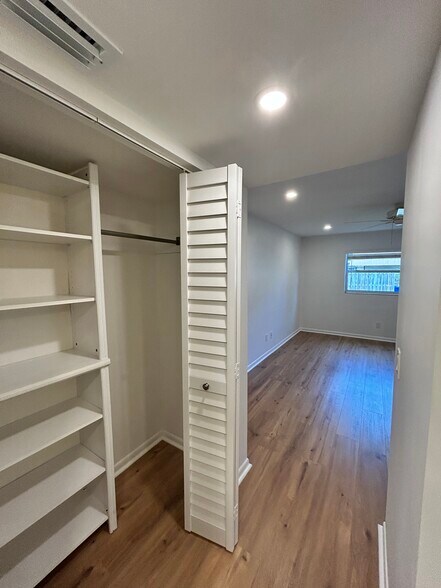 Building Photo - 1166 6th Ave