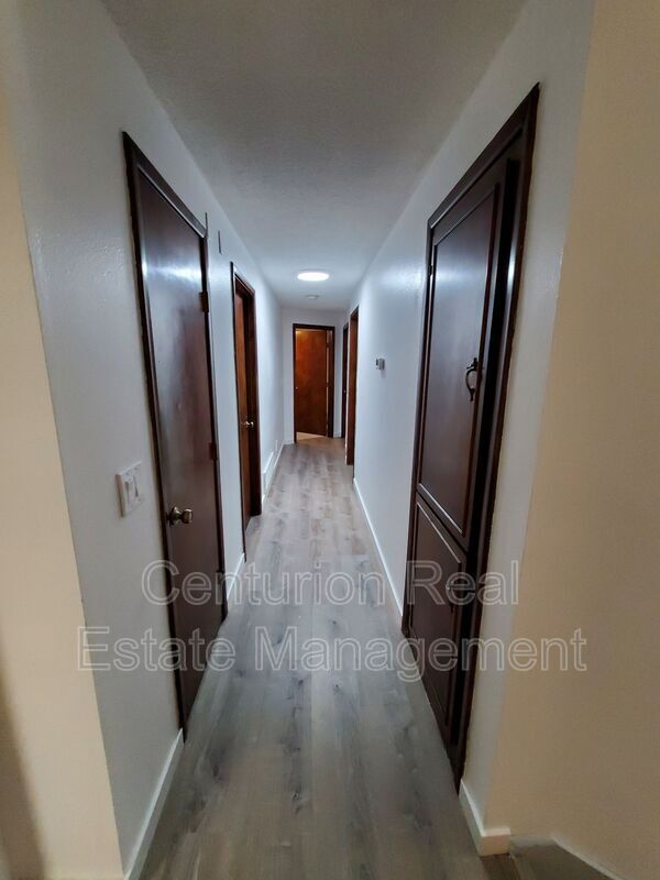 Building Photo - 869 Meadowlawn Dr SE