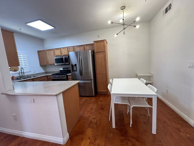 Building Photo - 2 bedroom Partially furnished Condo