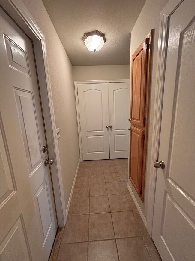 Building Photo - Awesome 3 bed/2bath/2 car Split floor plan in Southfork III!