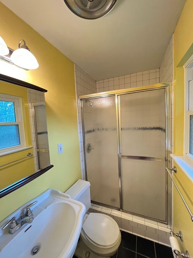 Building Photo - 3 bedroom 2 bath home, all appliances, fen...
