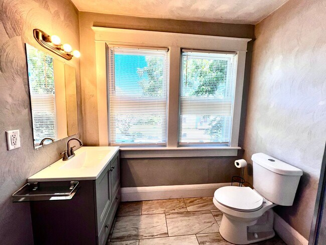 Building Photo - Historical 1920's home in the heart of Norfolk