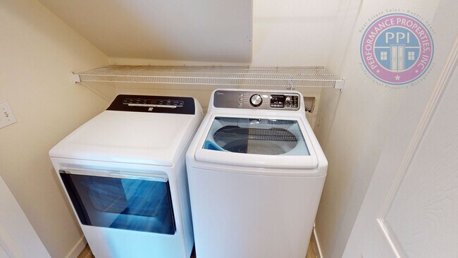 Building Photo - Two Level Cascadia Village Home- Great Flo...