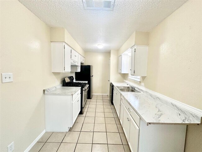 Building Photo - 7221 Ellington Cir