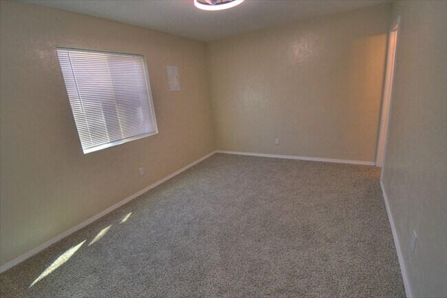 Building Photo - NE Heights 4 Bedroom !!!!