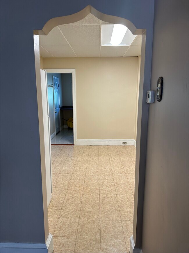 Building Photo - 1914 E Hazzard St