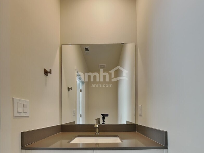 Building Photo - 7714 Verona Lp SW