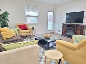 Building Photo - 2017 Woodford Rd