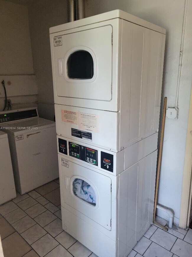 Building Photo - 120 Royal Palm Rd