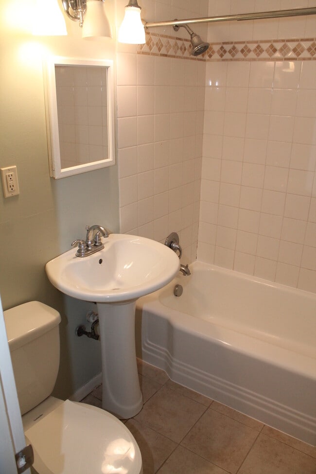 Building Photo - Nice 2 bedroom home with Large backyard! C...