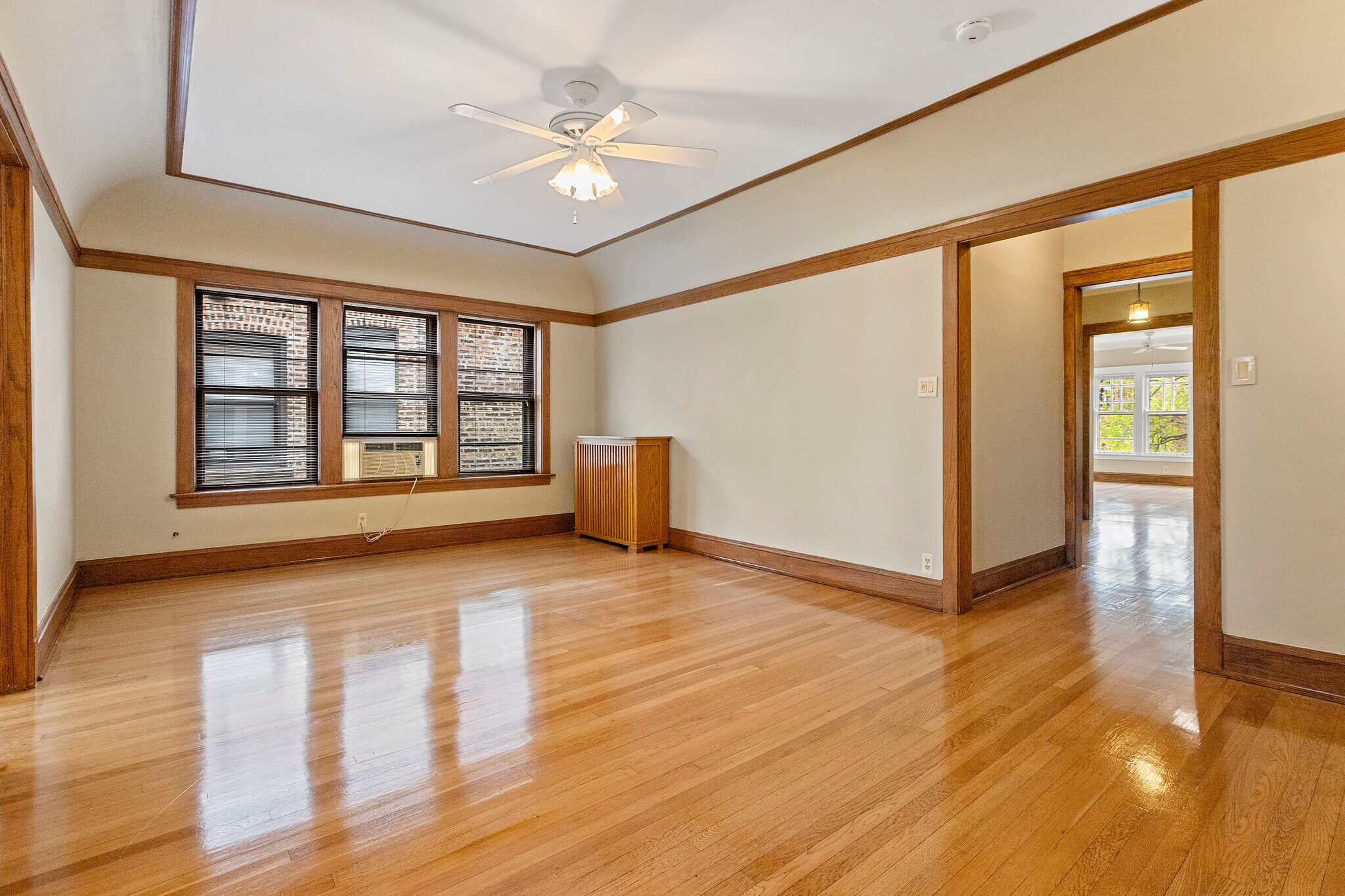 Building Photo - 6645 N Greenview Ave