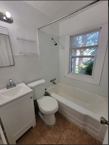 Building Photo - 1185 E 167th St