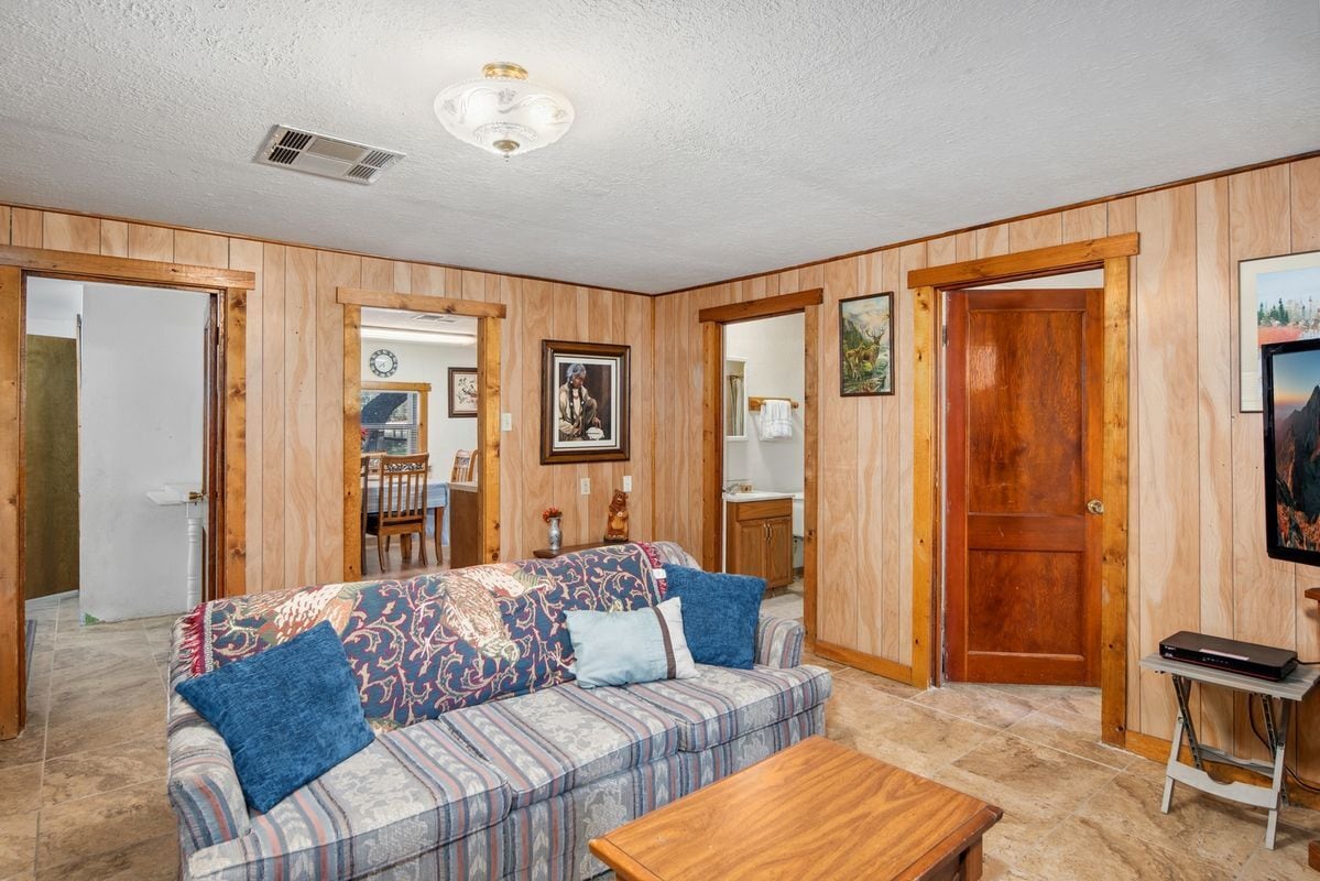 Building Photo - 820 Carrizo Canyon Rd
