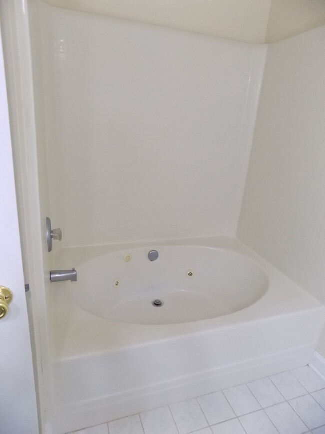 Building Photo - **Available to view mid June** 2 Bedroom, ...