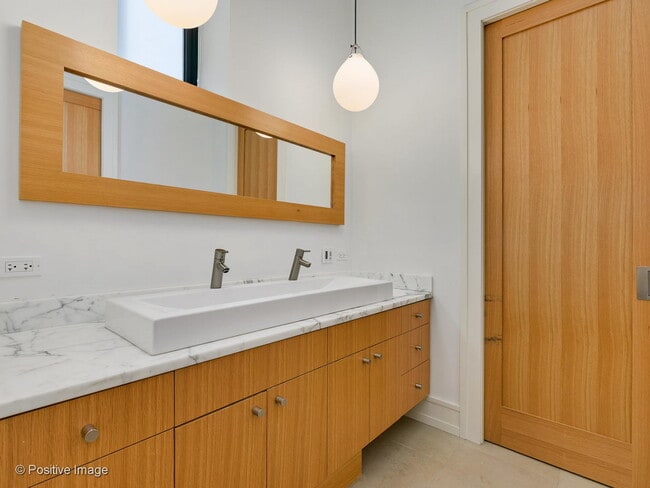 Building Photo - 1302 W Erie St