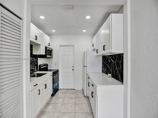 Building Photo - 708 N 20th Ave