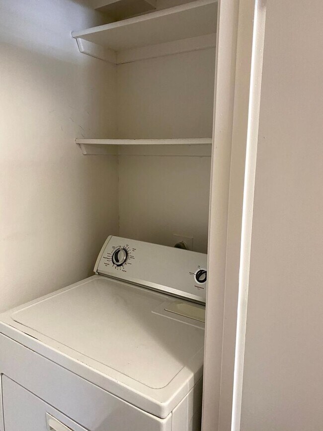 Building Photo - Cozy 2/2 Duplex Available for Prelease!