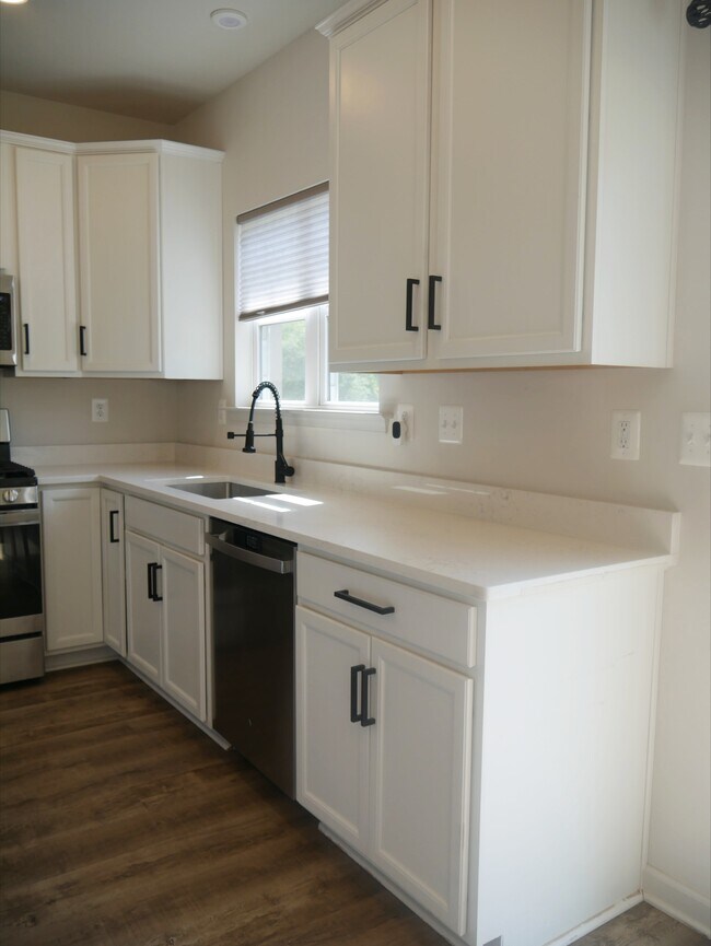 Building Photo - 2517 Drake Ln
