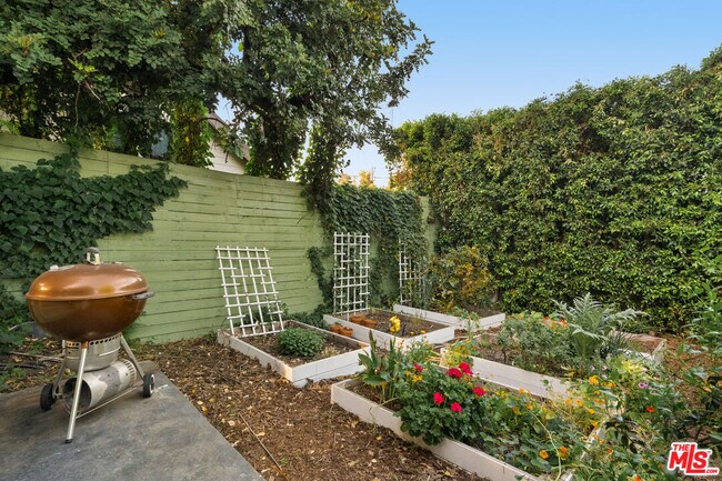 Building Photo - 6031 Mesa Ave