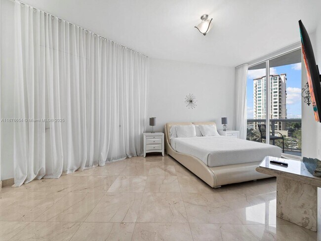 Building Photo - 15901 Collins Ave