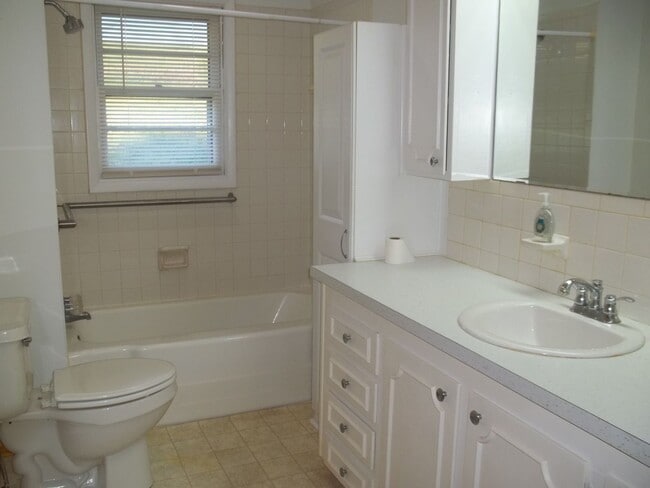 Building Photo - 115 Armstrong Cir