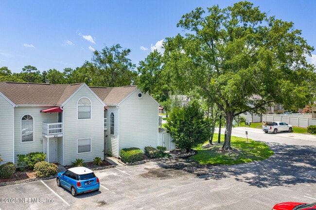 Building Photo - 2300 Twelve Oaks Dr