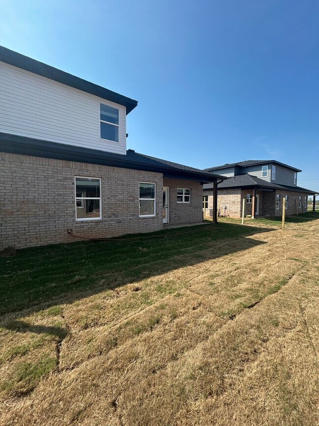 Building Photo - 621-623 Cosmos St