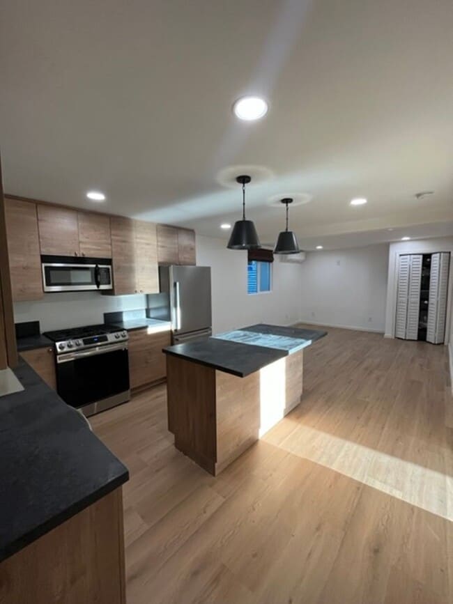 Building Photo - 3 Br 2 Ba home  5 minutes away from USD.