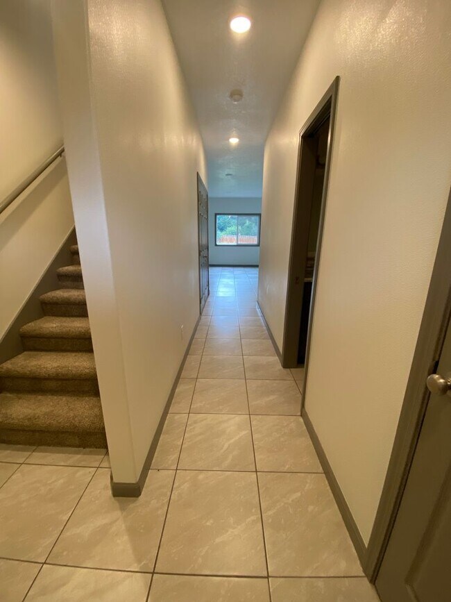 Building Photo - **SPRING SPECIAL- $400 off first months rent**  3 Bedroom Duplex in Veneta