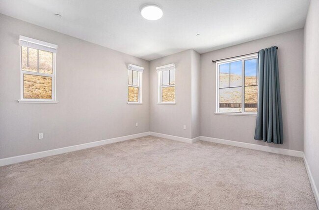 Building Photo - 31 Cortina Dr