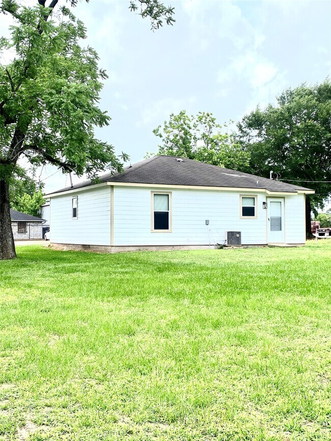Building Photo - 411 Lindley Dr