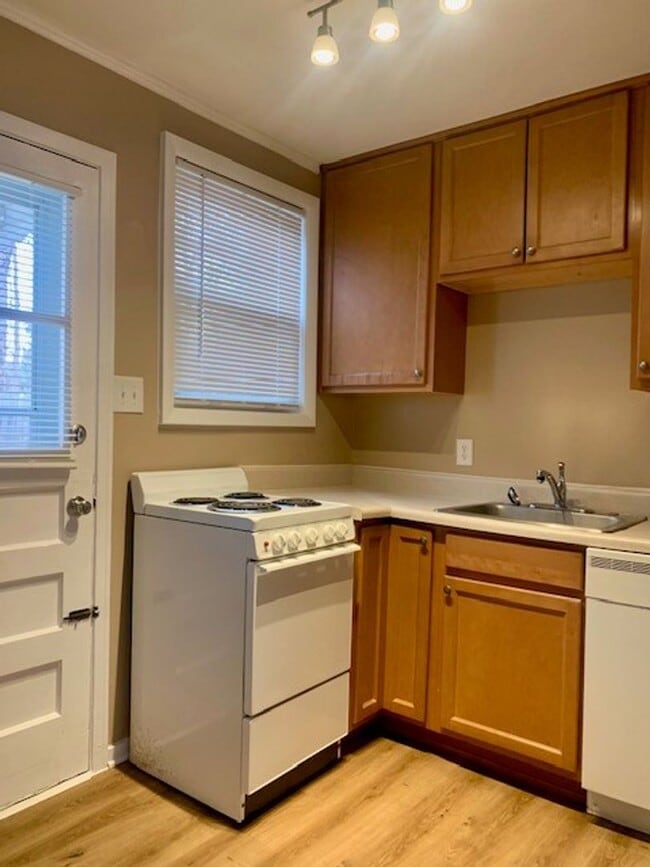 Building Photo - 2 Bedroom 1 Bath Townhome in Sunset Hills