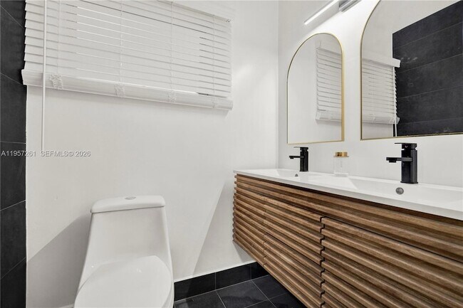 Building Photo - 51 NE 56th Ct