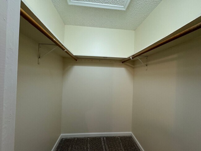 Building Photo - Beautiful home on quiet cul-de-sac/ 6 MONTH LEASE OPTION