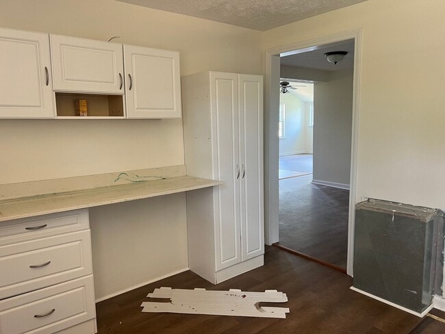 Building Photo - Very Nice 4 bedroom near Tri Cities Airpor...