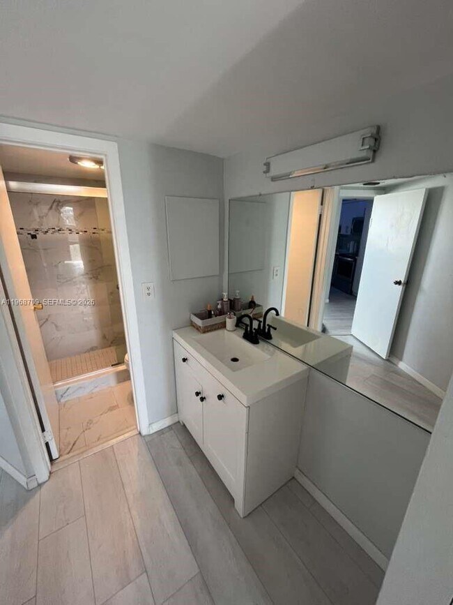 Building Photo - 3475 N Country Club Dr