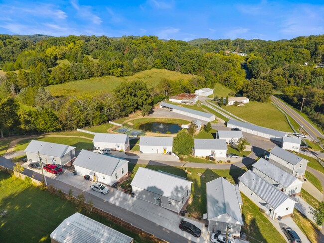 Building Photo - 1925 Lakeshore Dr