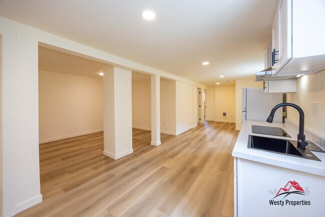 Building Photo - 542 NE Brazee St