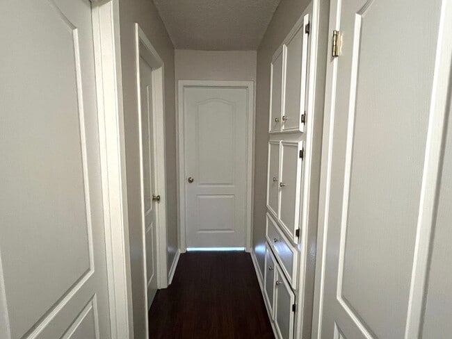 Building Photo - Charming single-story home with 4 bedrooms and 2 bathrooms for rent in neighborhood of Anderson M...