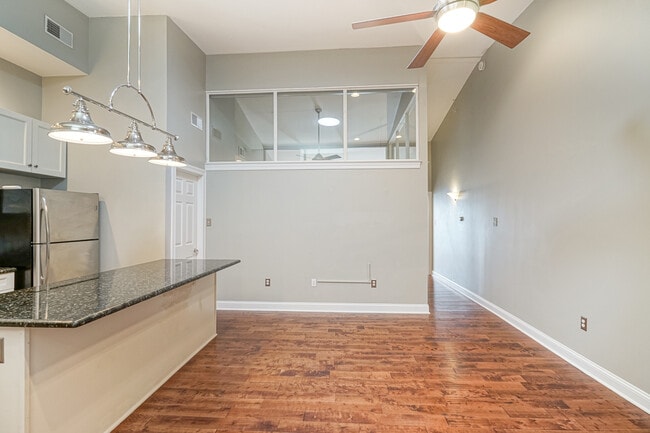 Building Photo - 6 Strawberry St