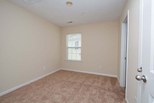 Building Photo - 3 bedroom 2.5  bath