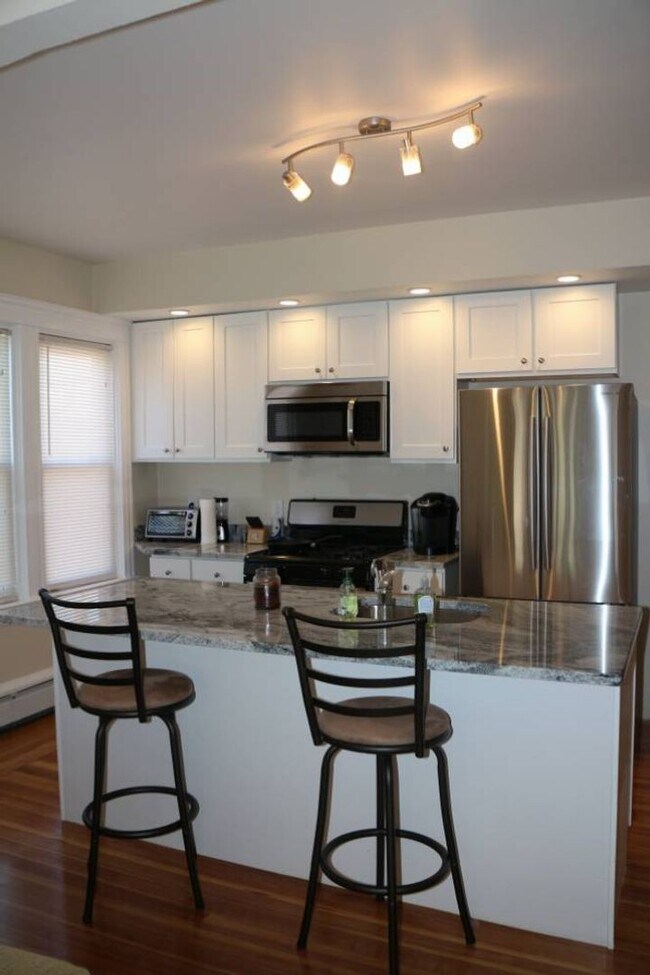 Building Photo - Renovated double parlor 3 bedroom unit walking distance from Providence College (AVAILABLE 6/1/2026)