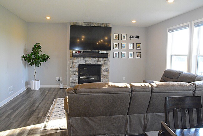 Building Photo - 1566 Edgebrook Ln