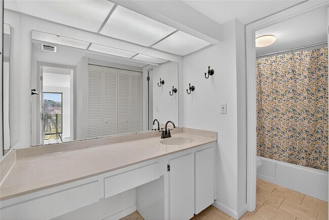 Building Photo - 13618 Greenfield Dr