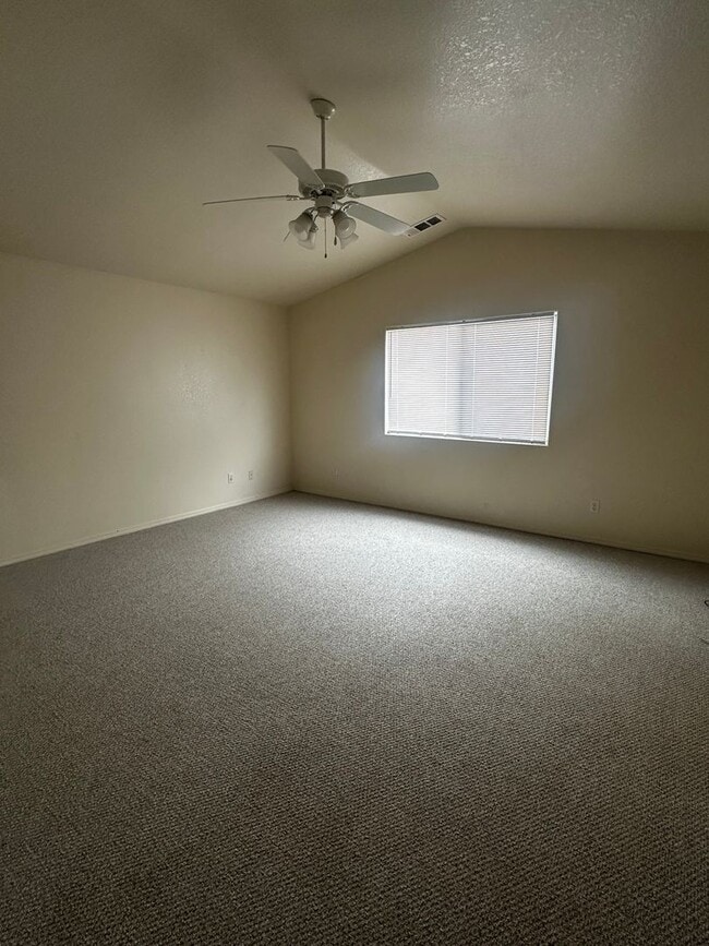 Building Photo - Newer Shandon Home