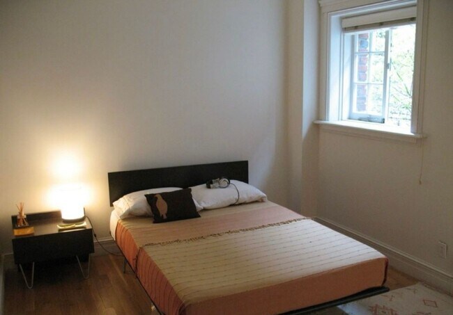 Building Photo - Timeless Queen Anne Condo with Modern Amen...