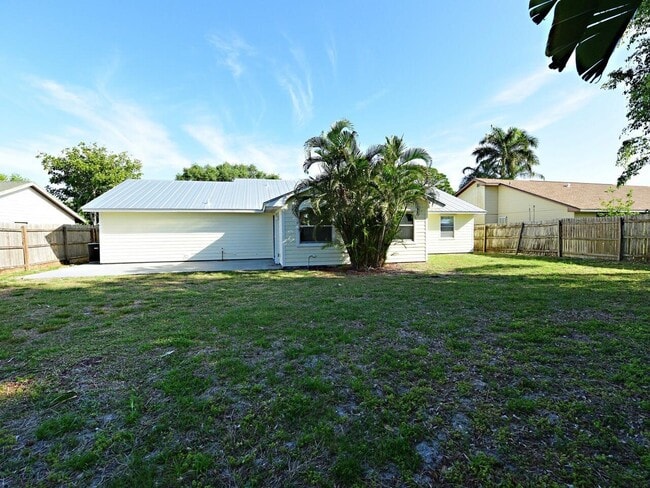 Building Photo - 598 NE Maranta Terrado