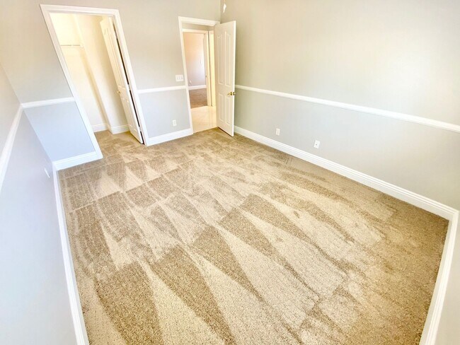 Building Photo - BEAUITFUL GATED PROPERTY 6 BEDROOMS/3 FULL...