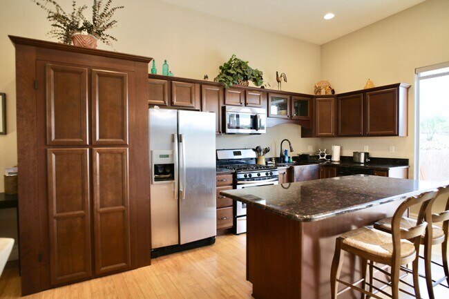 Building Photo - Mountain and City Views from this Furnishe...