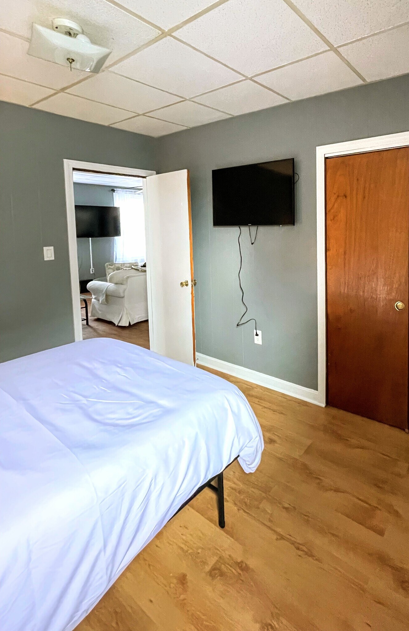 Building Photo - 463 Linden St